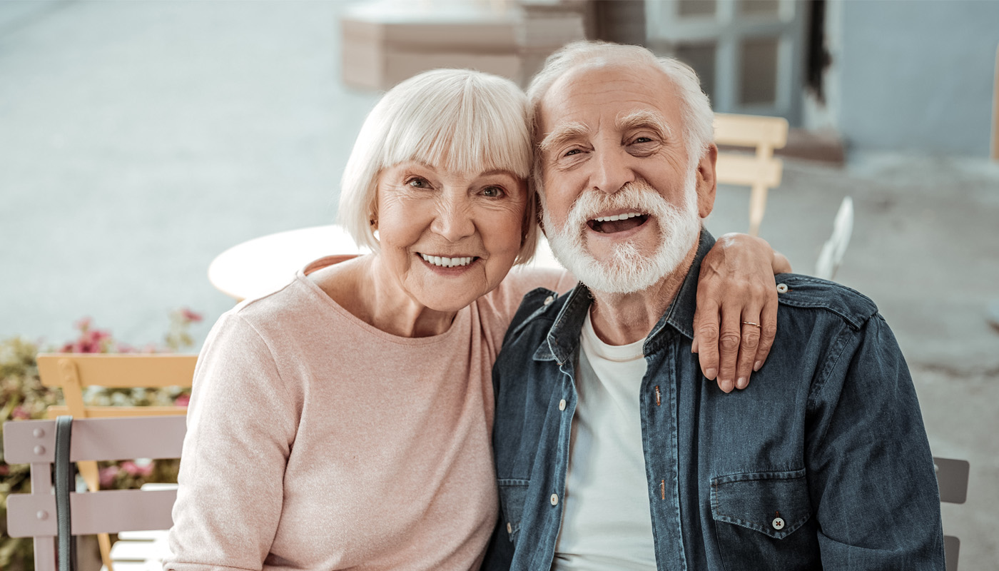 Coppia di anziani sorridenti